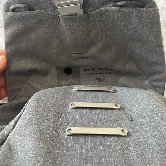 Peak Design Everyday Backpack - Ash - 20L V2 - Picture 2 of 5